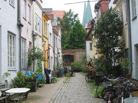 Lübeck: Gasse im Hafenviertel